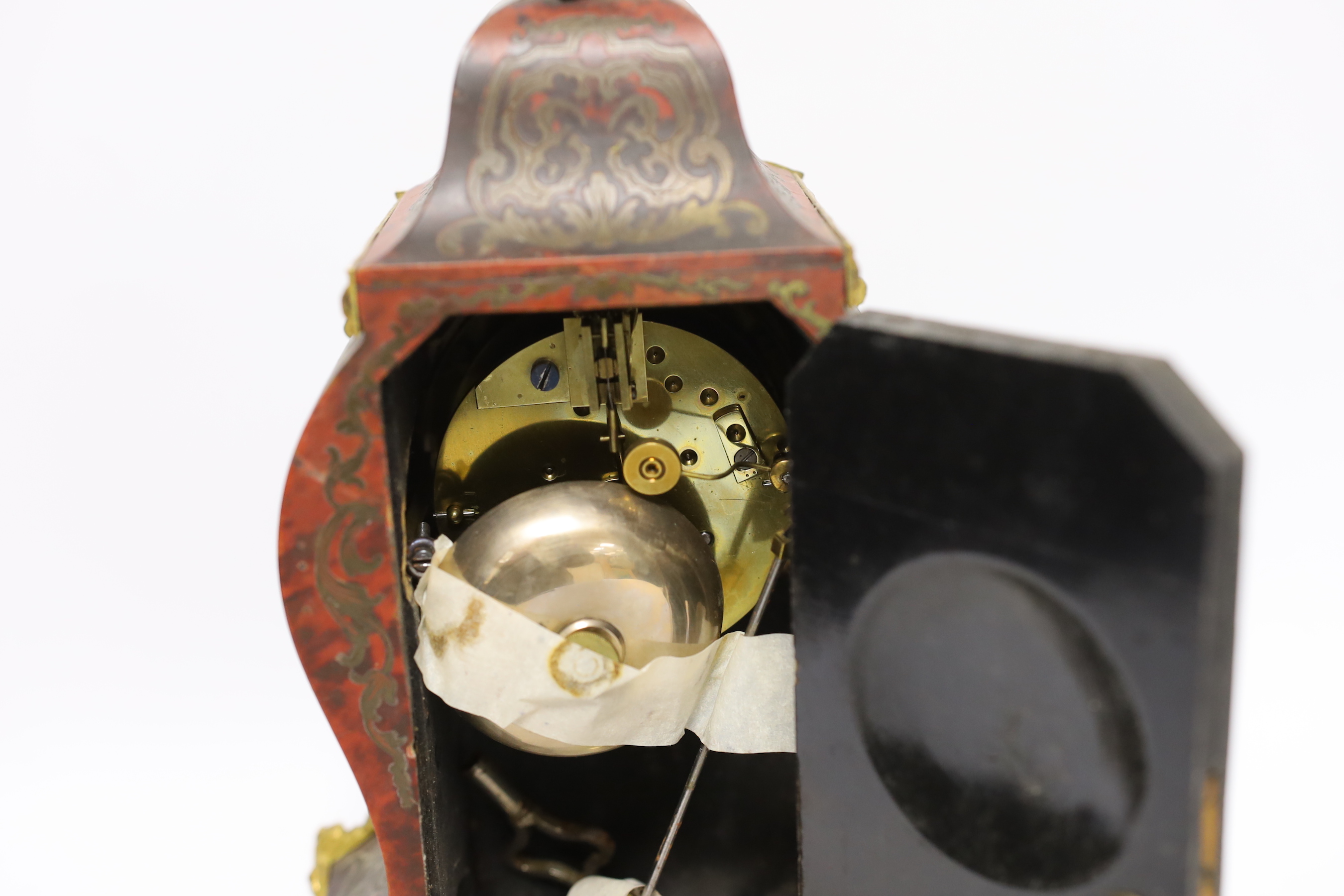 A late 19th century red boulle work tortoiseshell mantel clock, white enamel dial and numerals, Aubert Klaftenberger Geneva, with keys and pendulum, 30cm